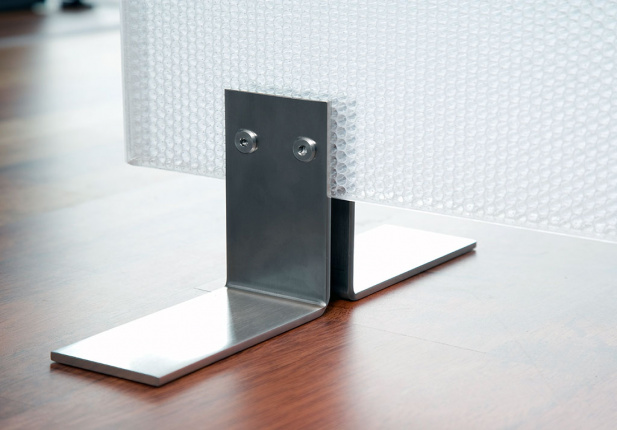 Transluxo_Wall_25_am_tisch_auslegerfuss
